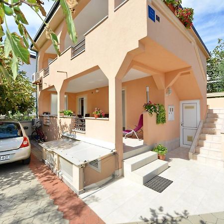 Apartment Nada Vir Luaran gambar
