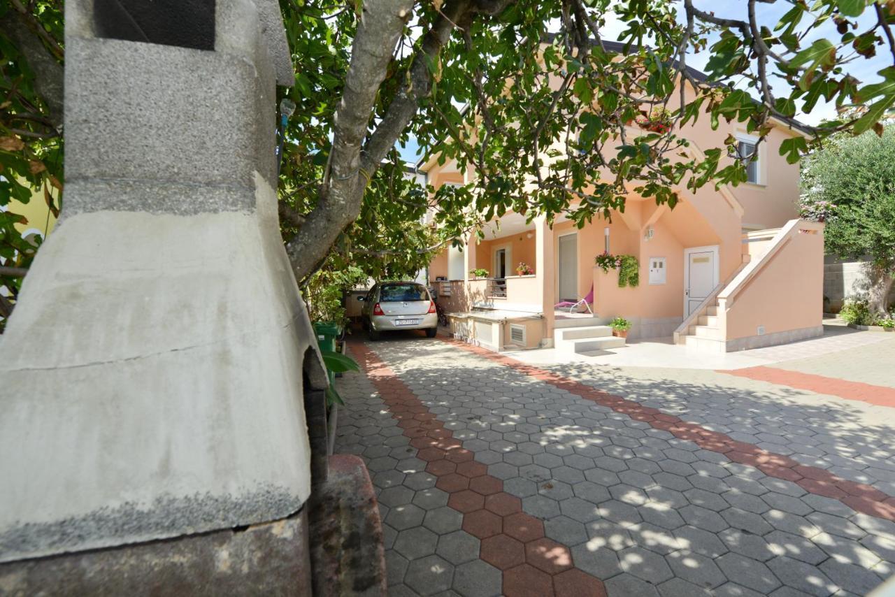 Apartment Nada Vir Luaran gambar